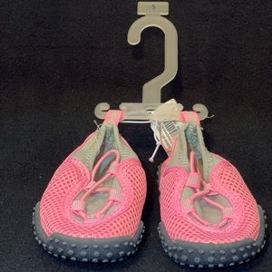 Girls pink mesh water shoes. Old Navy. Size 5